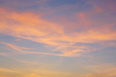 Bulutlu güzel akşam gökyüzü 