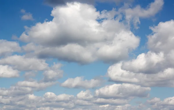 Mooie blauwe lucht met wolken — Stockfoto