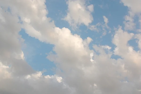 Mooie ochtend hemel met wolken — Stockfoto