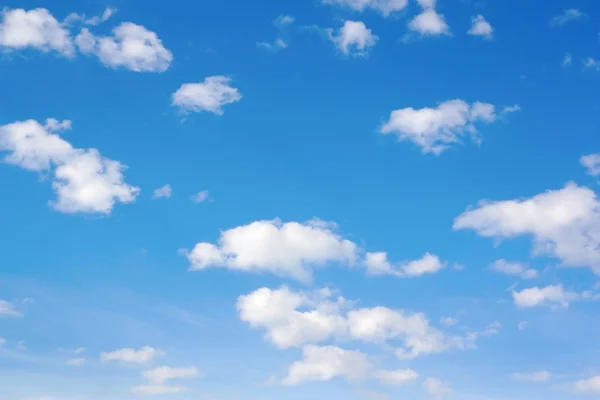 Красивое голубое небо с облаками — стоковое фото