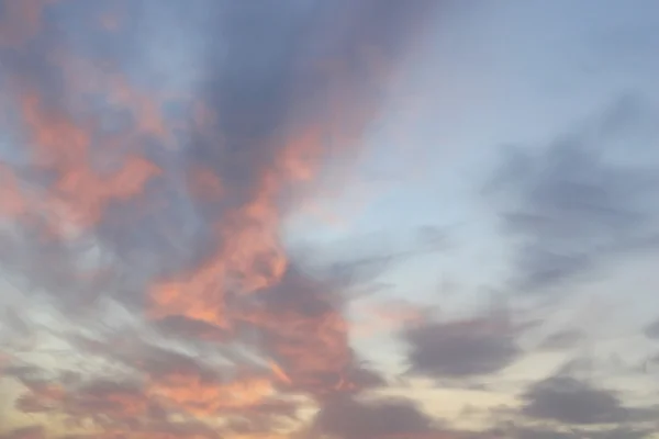 Piękne wieczorne niebo z chmurami — Zdjęcie stockowe
