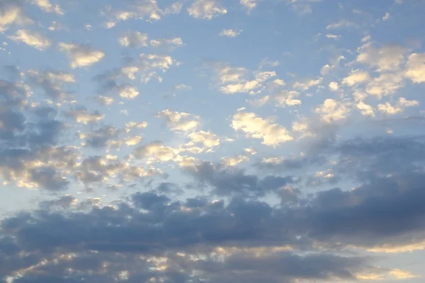 Céu de noite bonito com nuvens — Fotografia de Stock