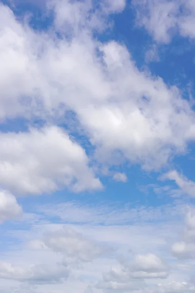 Mooie blauwe lucht met wolken — Stockfoto