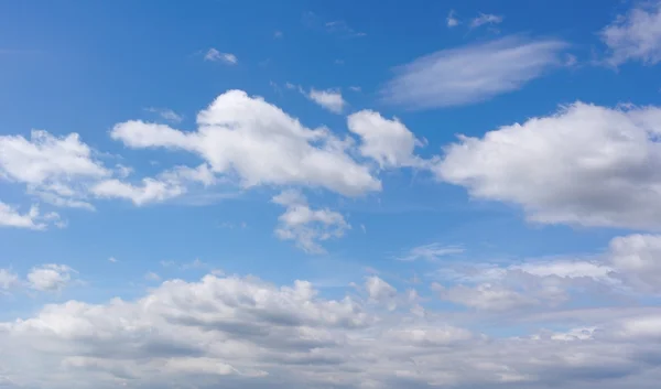 Prachtige blauwe lucht — Stockfoto