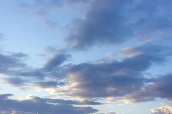 Прекрасное вечернее небо с облаками — стоковое фото