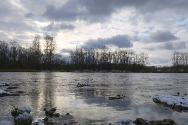 Nehirli sonbahar manzarası