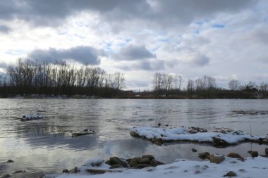 Nehirli sonbahar manzarası