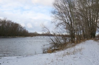 Nehirli sonbahar manzarası
