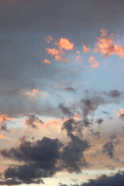 Bulutları ve havası olan güzel bir akşam göğü