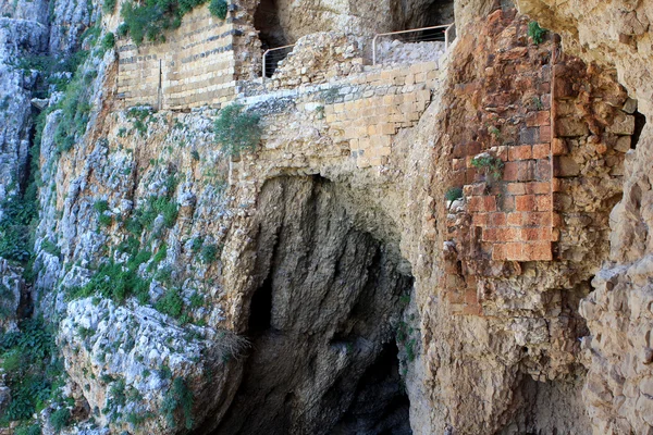 Пещерная крепость на горе Арбель — стоковое фото