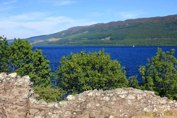 Rovine del castello di Urquhart e di Loch Ness, Scozia — Foto Stock