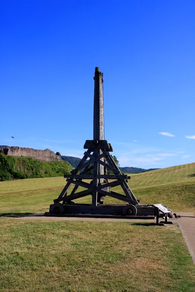 Urquhart castle trebuchet — Stockfoto