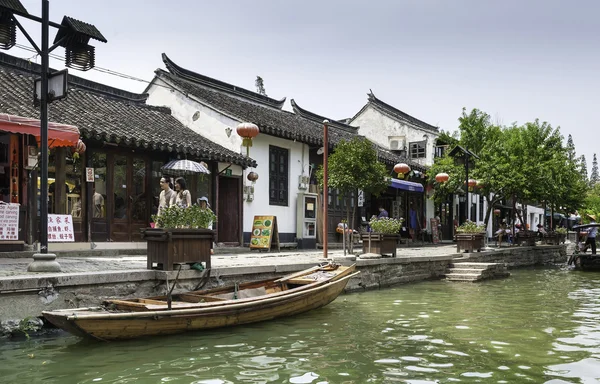 Tourists walk along the canals in the village on the water — Stock Photo, Image