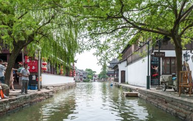 turistler de köyün kanalları boyunca su üzerinde yürümek.