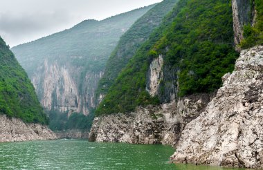 Dağ Manzaralı yangtze boyunca seyahat