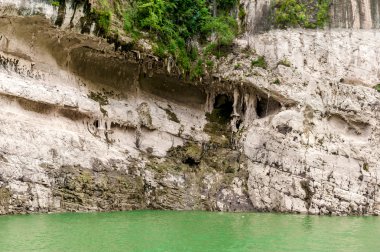 yangtze Nehri kollarından dağlardaki
