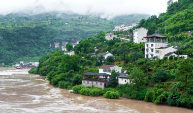 Yangtze Nehri 'nde dağ manzaralı güzel bir yolculuk.
