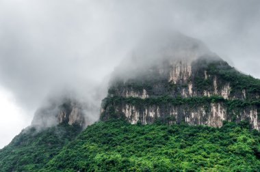 yangtze Nehri üzerinde güzel dağlar