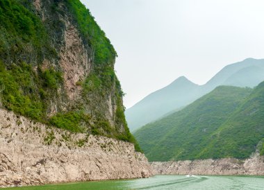 Dağ Manzaralı yangtze boyunca seyahat