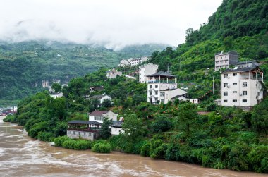 Yangtze Nehri şehir manzarasına sahip