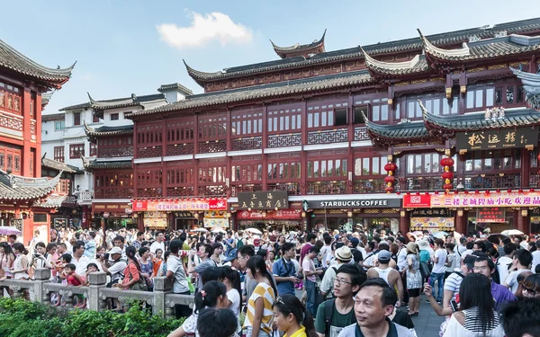 Many tourists on the streets — Stock Photo, Image