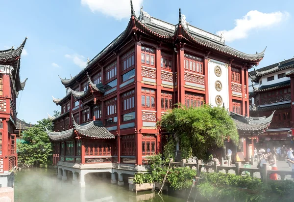 Tourists look at Chinese architecture and fountains — Stock Photo, Image