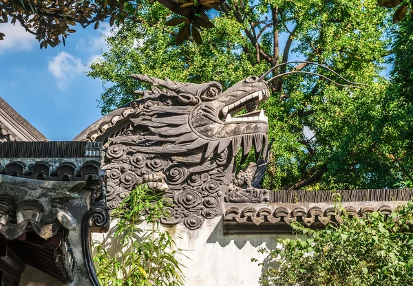 Il tetto del monastero decorato con draghi — Foto Stock