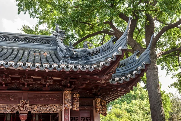 Roof with carved statues — Stock Photo, Image