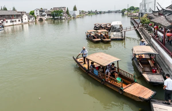 Wisatawan melakukan perjalanan dengan perahu ke desa di atas air — Stok Foto