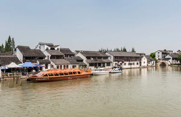 Chinese pleasure boats are at the dock in the village on the wat — Stock Photo, Image