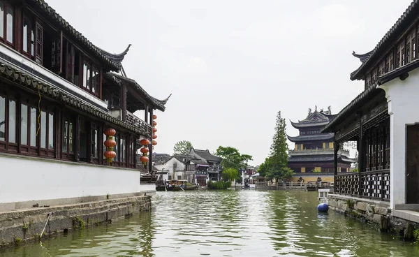 Tourists make a trip by boat to the village on the water — Stock Photo, Image