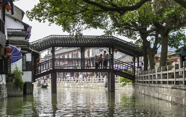 游客走在水面上村桥上 — 图库照片