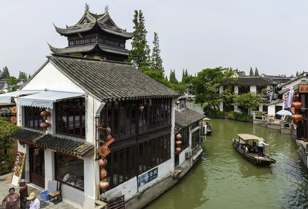 Turistler için köyün su tekne ile bir gezi yapmak — Stok fotoğraf