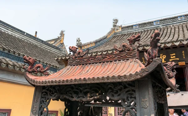 Украшенная крыша китайского дракона монастыря — стоковое фото