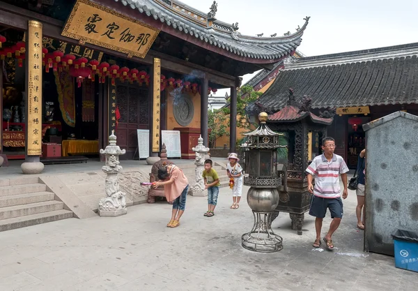 Les Chinois prient dans un monastère du village sur l'eau — Photo