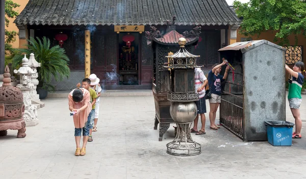 De Chinezen bidden in een klooster — Stockfoto