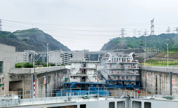 Navios chineses em pé perto da Barragem das Três Gargantas — Fotografia de Stock