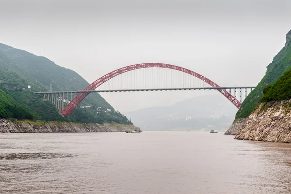 Viajar en el Yangtsé con una montaña y un puente —  Fotos de Stock