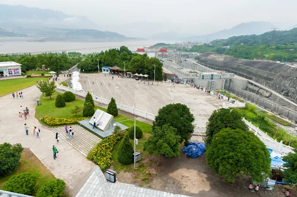 Turisti a piedi sulla piattaforma panoramica Tre Gole Diga — Foto Stock