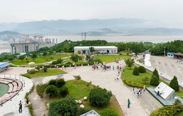 Turistler görüntüleme platformu üzerinde üç Boğaz Barajı yürümek. — Stok fotoğraf