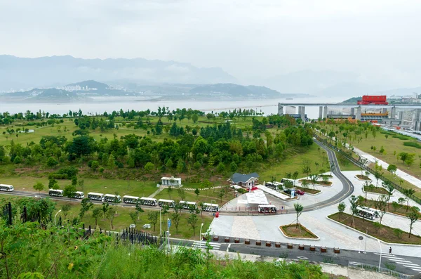 Otobüs turist geziye getirmek için üç Boğaz Barajı — Stok fotoğraf