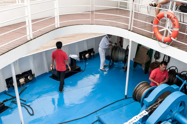 Arbetar kinesiska besättningen på fartyget under resan på yang — Stockfoto