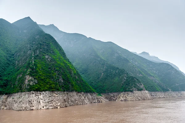 Viaje al río Yangtze a lo largo de las montañas — Foto de Stock