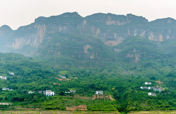 Viagem com vista para a aldeia chinesa nas montanhas — Fotografia de Stock