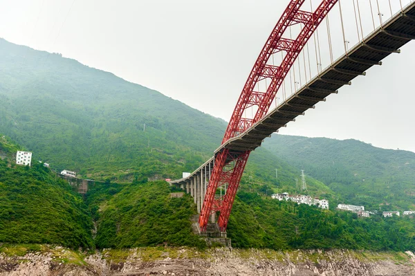 Travel on the Yangtze with a mountain and a bridge — Stock Photo, Image