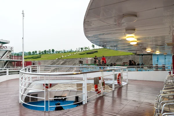 Tourists on a excursion motor ship near the Three Gorges Dam — Stock Photo, Image