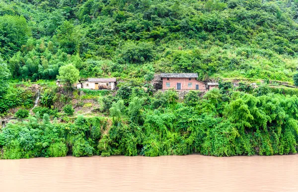 Yangtze Nehri 'nde dağ manzaralı güzel bir yolculuk. — Stok fotoğraf