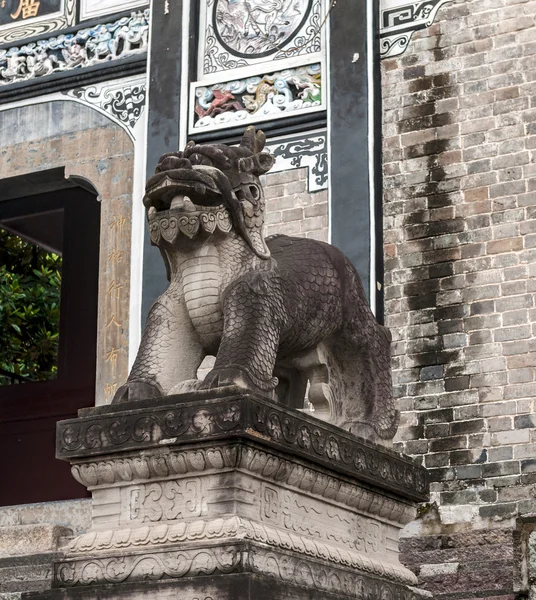 Chinese stenen beeld in de buurt van het klooster — Stockfoto