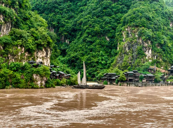 Aldeia chinesa e um barco no rio Yangtze nas montanhas — Fotografia de Stock