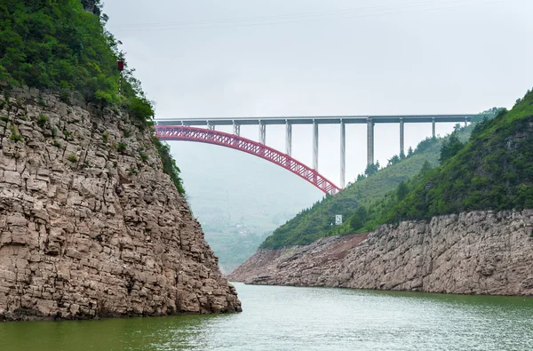 Viaje a lo largo del Yangtze con vistas a la montaña y un puente — Foto de Stock